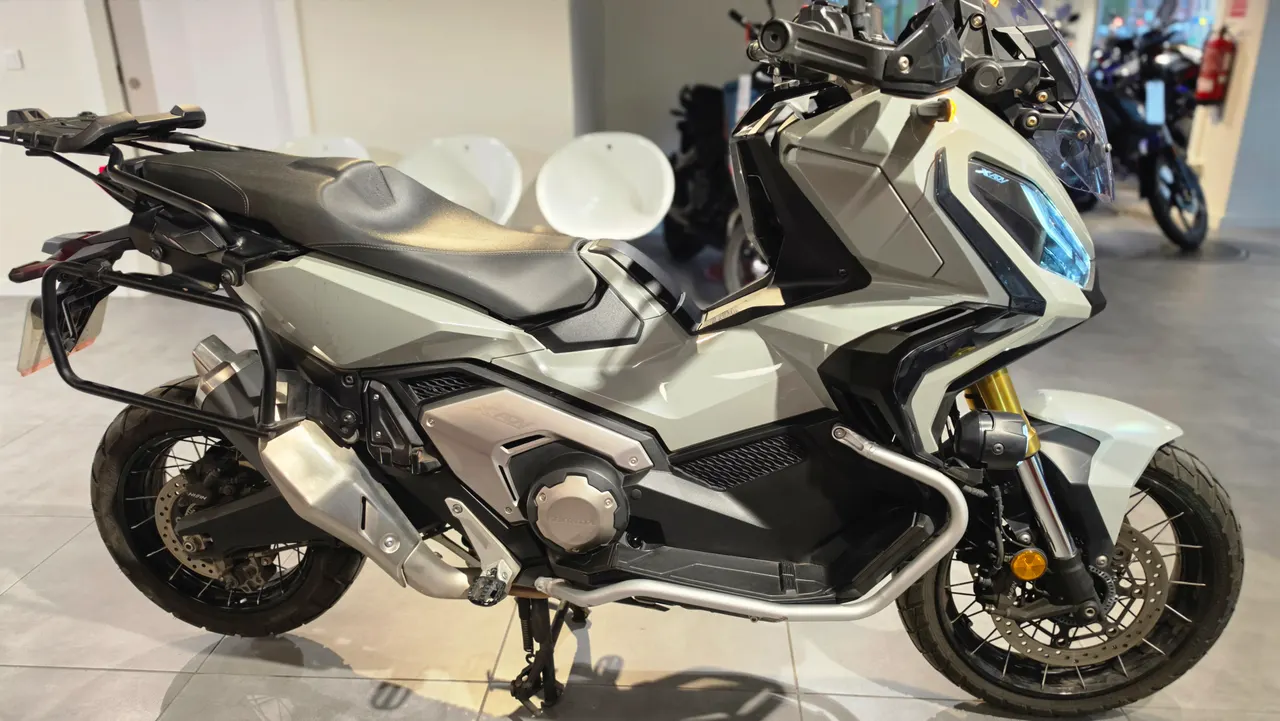 Honda X-ADV gris de perfil