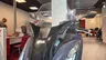 Detalle frontal de una moto Honda PCX 125 con parabrisas Givi
