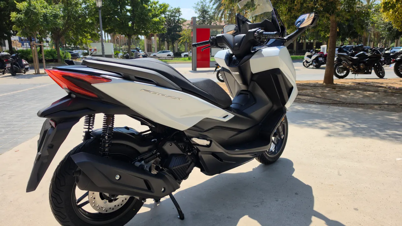 Scooter Honda Forza 125 blanco perlado estacionado