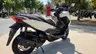 Scooter Honda Forza 125 blanco perlado estacionado