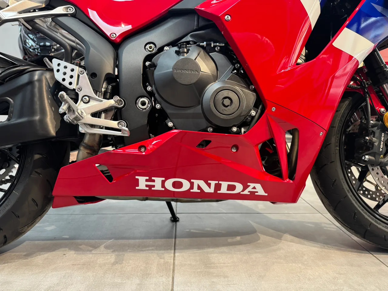 Detalle lateral de una moto Honda CBR 600RR roja