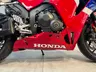 Detalle lateral de una moto Honda CBR 600RR roja