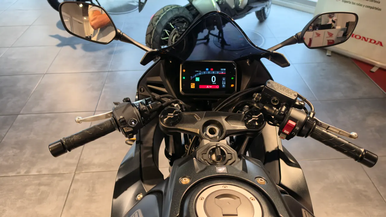 Panel de instrumentos digital de una moto Honda CBR650R