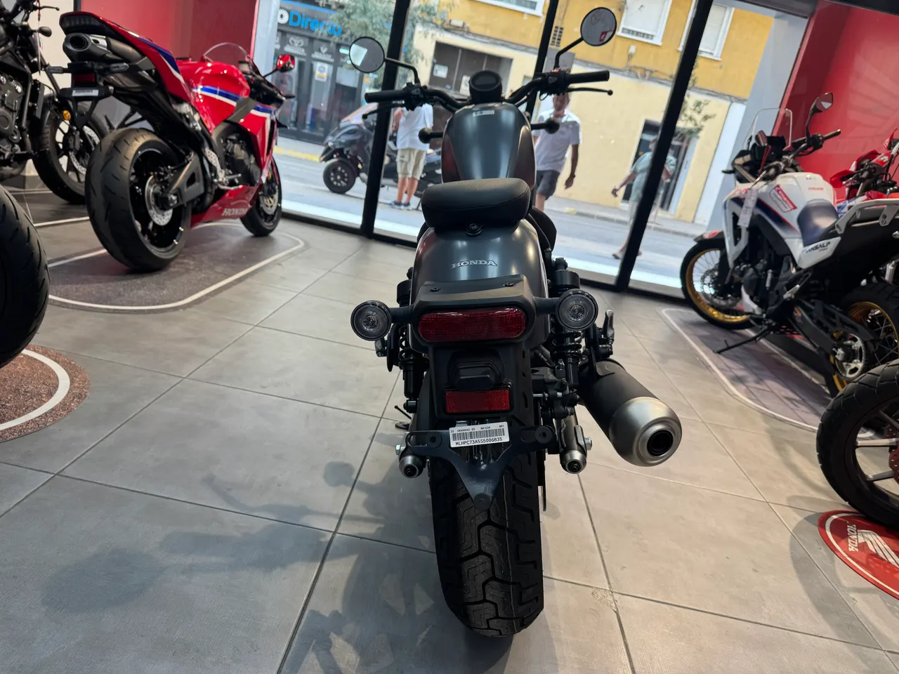 Vista trasera de una Honda Rebel 500 gris mate metalizado