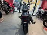Vista trasera de una Honda Rebel 500 gris mate metalizado