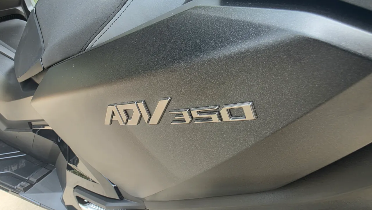 Insignia ADV 350 de una moto Honda en color negro mate