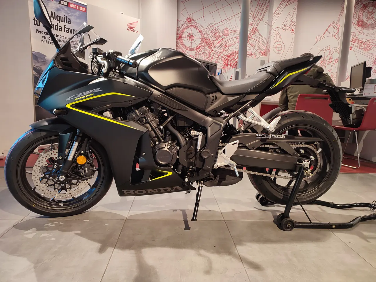 Honda CBR 650R negra mate con detalles amarillos en exposición