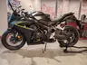 Honda CBR 650R negra mate con detalles amarillos en exposición
