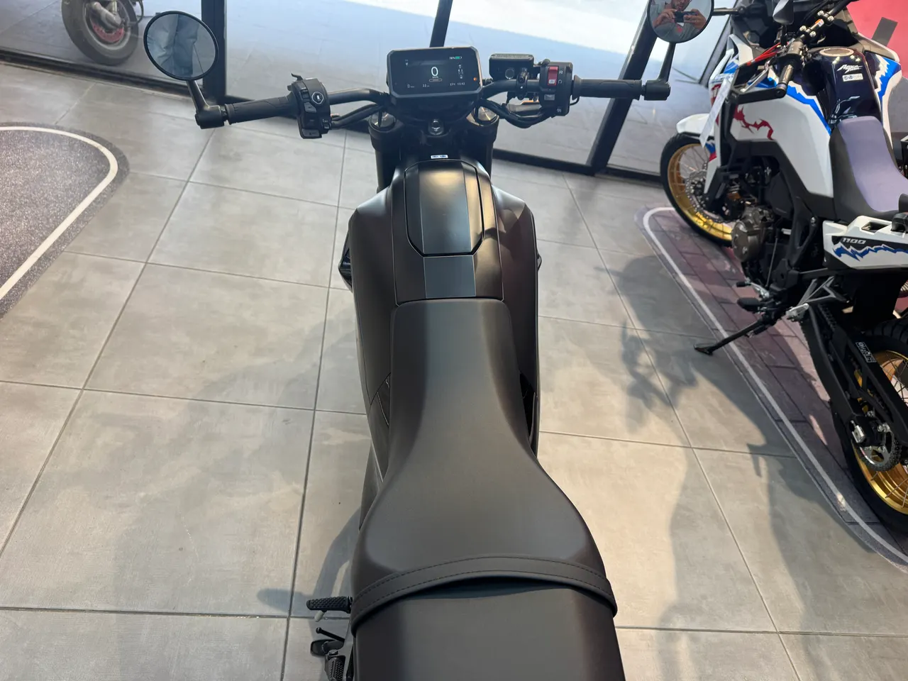 Vista trasera de una moto Honda WN7 negra graphite