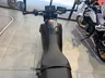Vista trasera de una moto Honda WN7 negra graphite