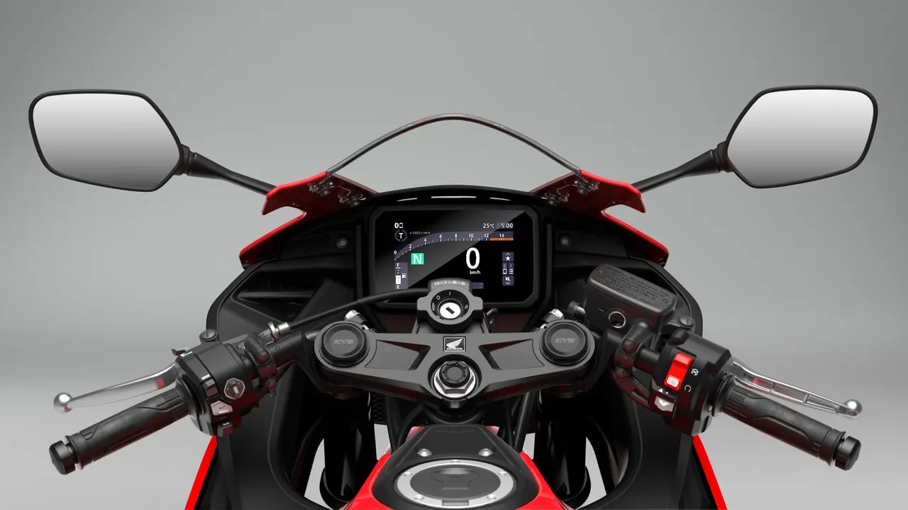 Pantalla TFT a color de la Honda CBR500R FOUR 2027 con modos de conducción