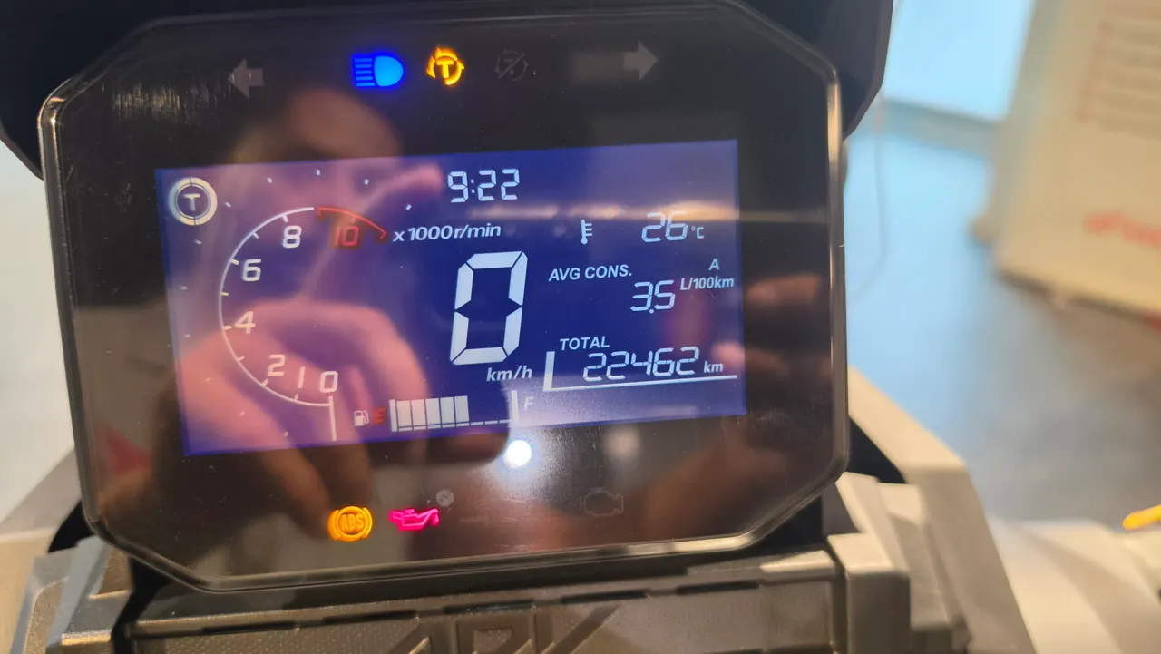 Pantalla digital de moto mostrando velocidad, revoluciones, consumo y kilometraje total.