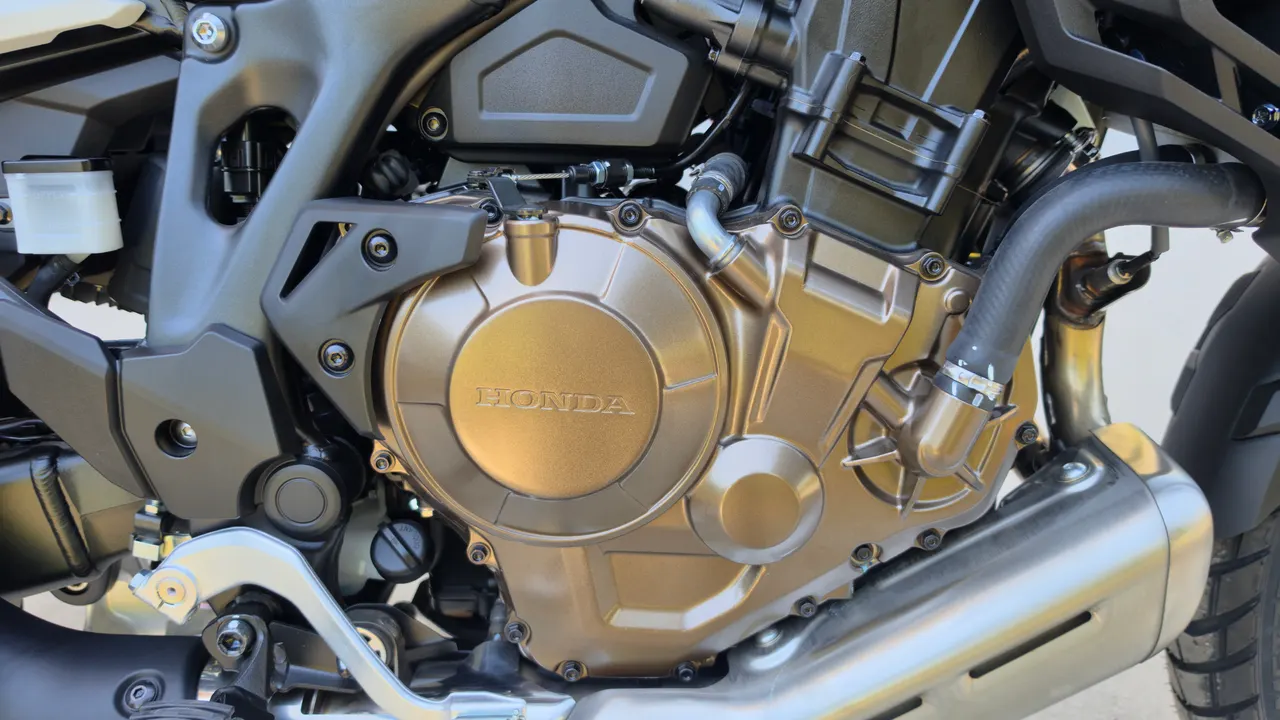 Motor Honda CRF1100L Africa Twin con carcasa dorada