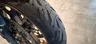 Primer plano del neumático delantero de una Honda CB650R