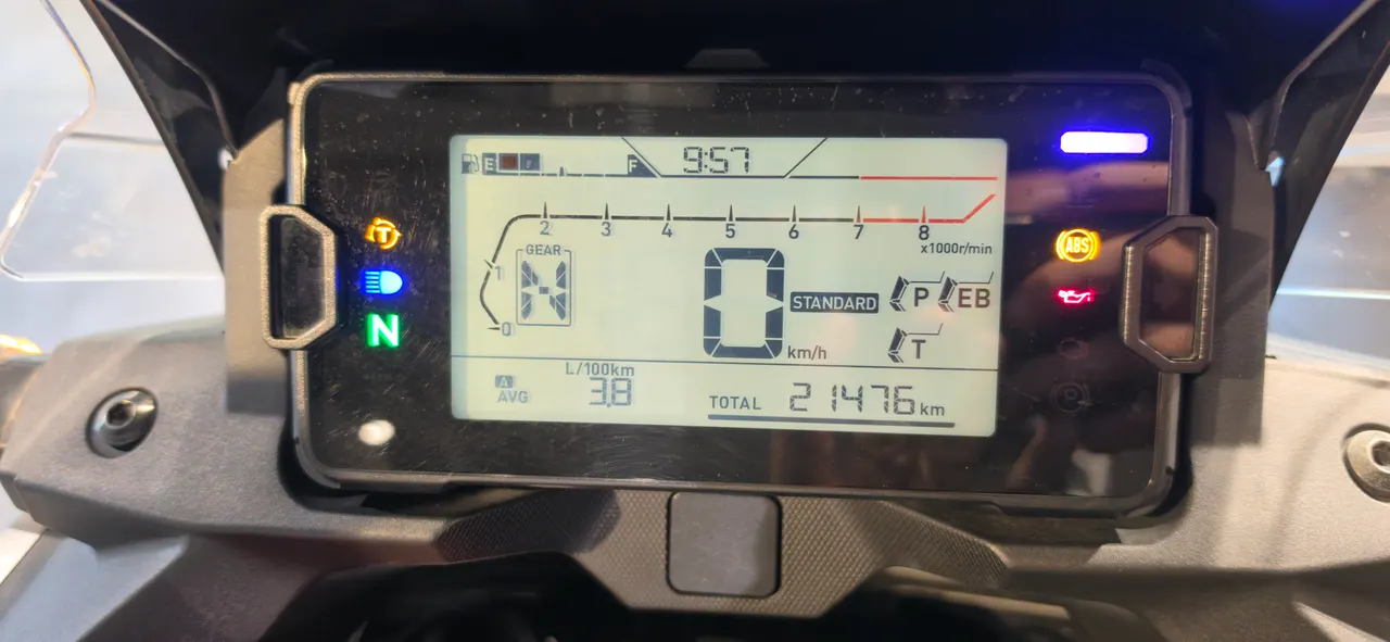 Cuadro de instrumentos digital de una moto Honda NC750X DCT