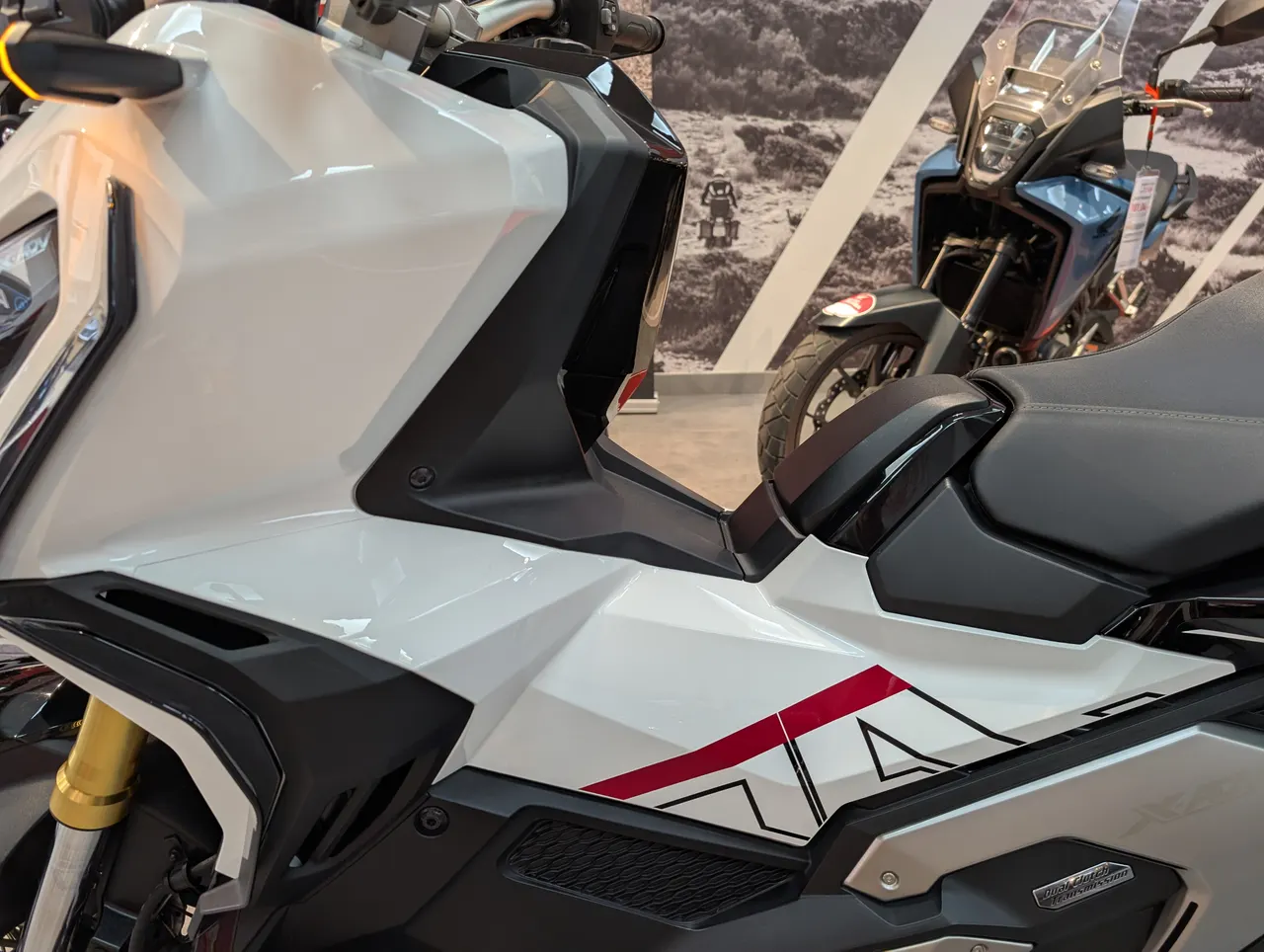 Detalle lateral de una moto Honda X-ADV blanca
