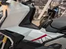 Detalle lateral de una moto Honda X-ADV blanca