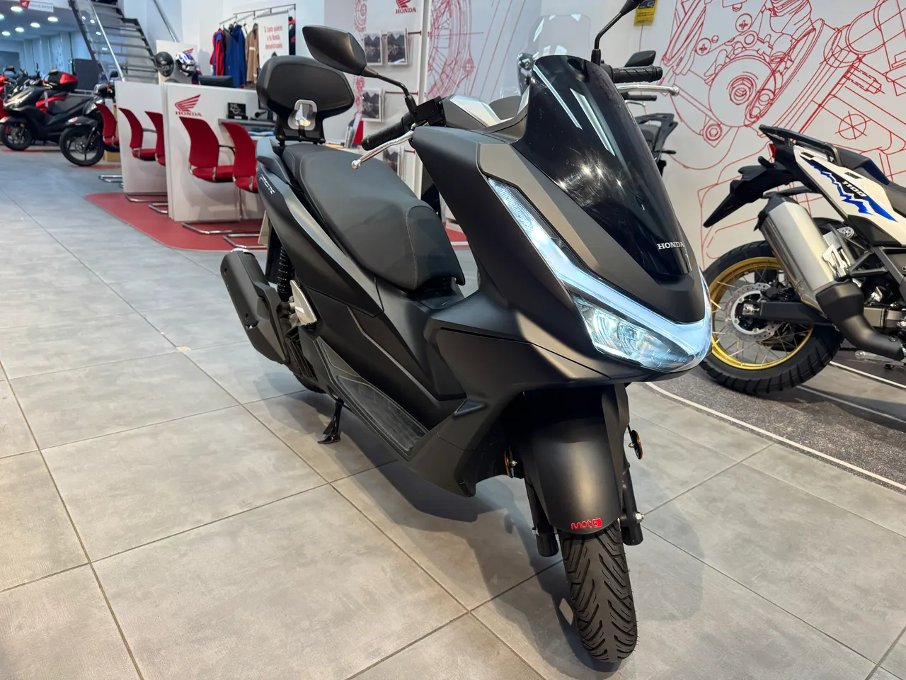 Honda PCX125 negra en concesionario