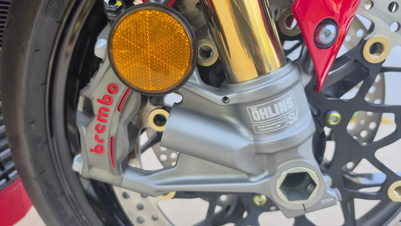 Freno Brembo y suspensión Ohlins de una Honda CBR1000RR-R Fireblade SP roja