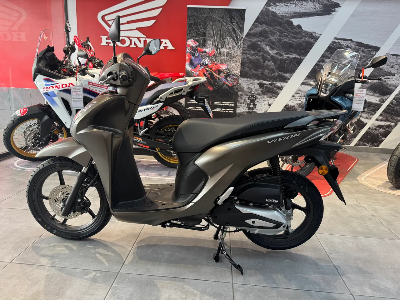 Scooter Honda Vision 110 color marrón metálico mate