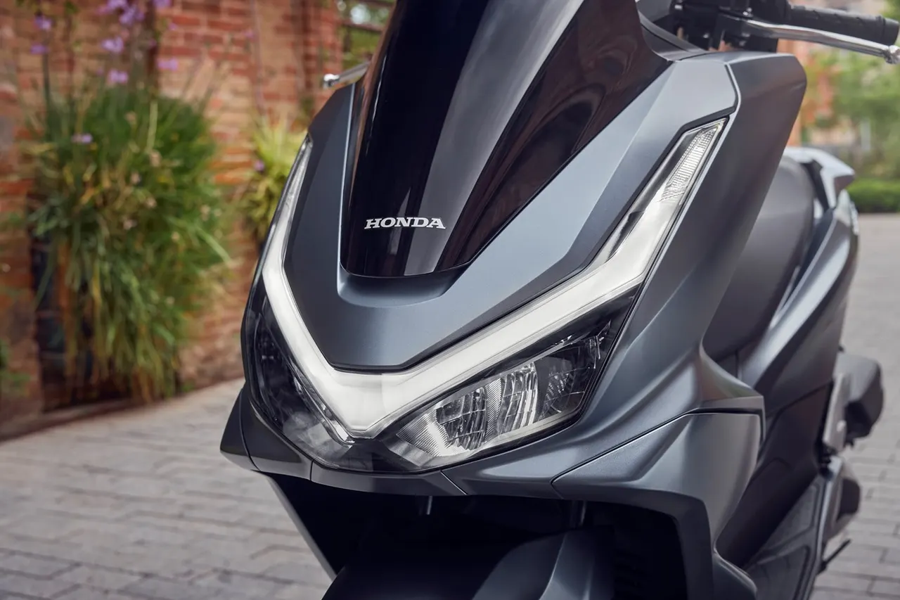 Frontal de scooter Honda PCX 125 gris con luces LED