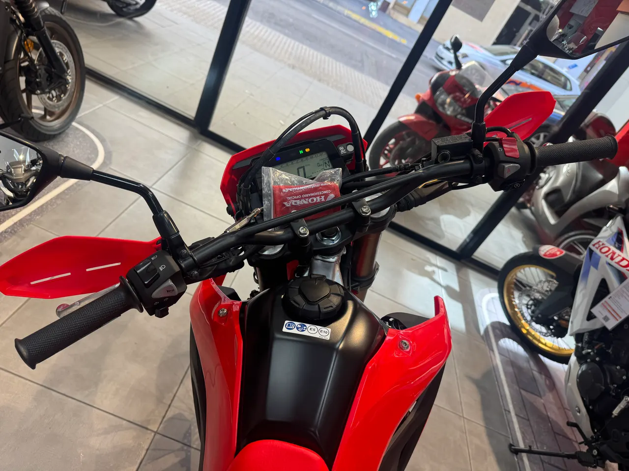 Manillar y panel digital de la Honda CRF300L roja