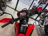 Manillar y panel digital de la Honda CRF300L roja
