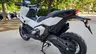 Honda X-ADV blanca aparcada en exterior