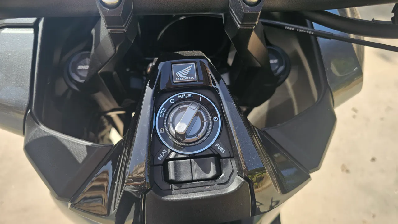 Panel de control central de una Honda ADV 350 con encendido sin llave