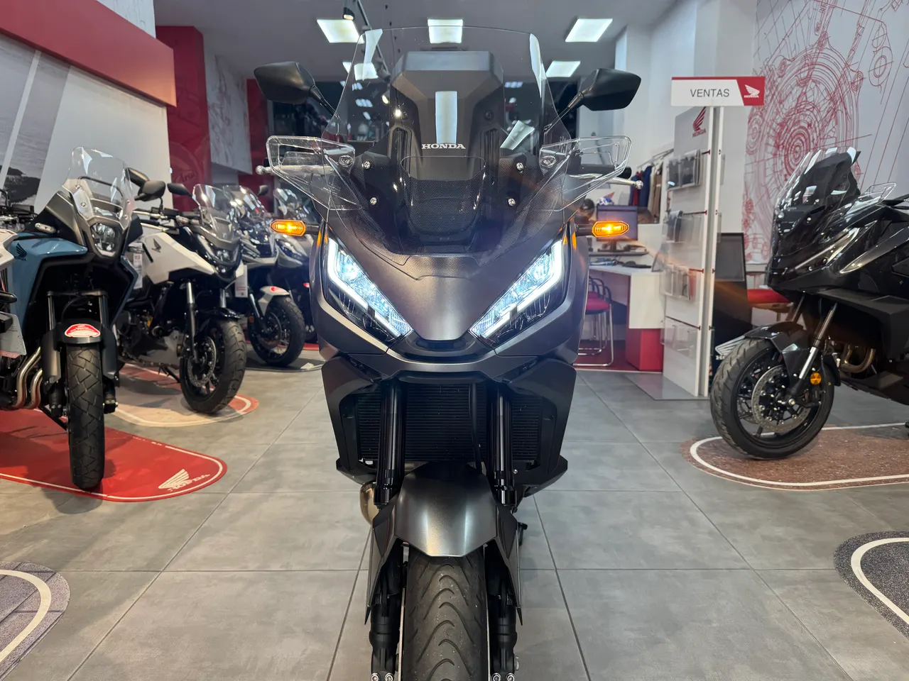 Honda X-ADV gris vista frontal