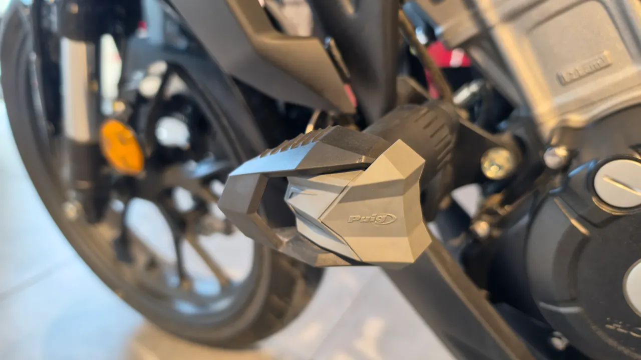 Protector de motor Puig en una Honda CB125R