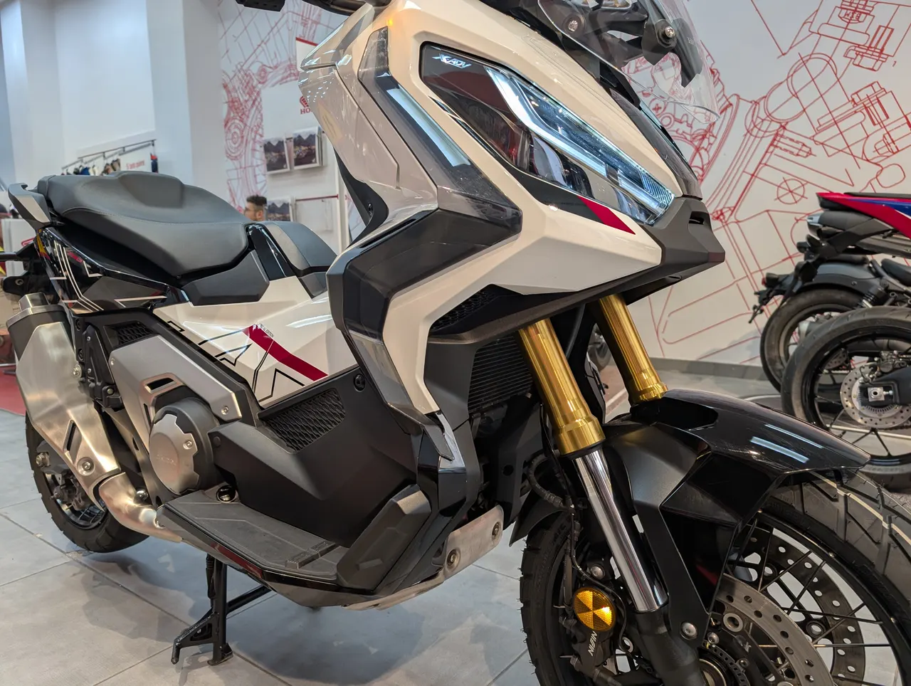 Honda X-ADV scooter en color blanco y negro
