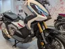 Honda X-ADV scooter en color blanco y negro