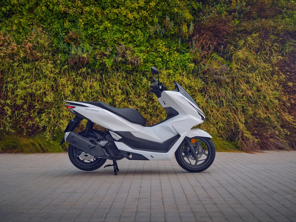 Scooter Honda PCX 125 blanca estacionada