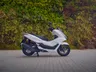 Scooter Honda PCX 125 blanca estacionada