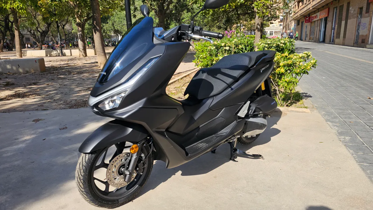 Scooter Honda PCX 125 negro mate aparcado en la calle