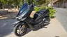 Scooter Honda PCX 125 negro mate aparcado en la calle