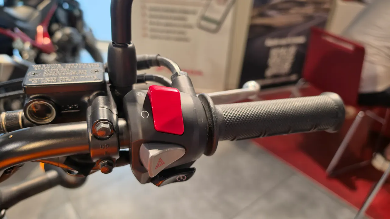 Detalle del manillar de una moto Honda CL500