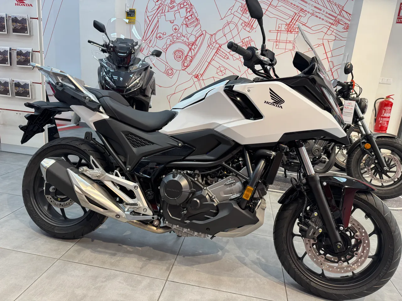 Moto Honda NC750X blanca en concesionario