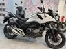 Moto Honda NC750X blanca en concesionario