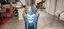 Vista frontal de una moto Honda NC750X con luces encendidas en un concesionario.