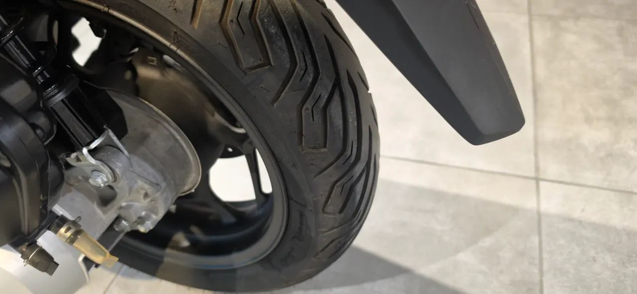 Detalle de la rueda trasera de una moto Honda PCX 125