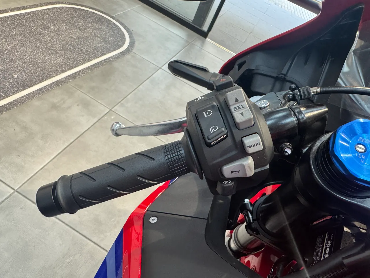 Manillar de moto Honda CBR 600RR color rojo