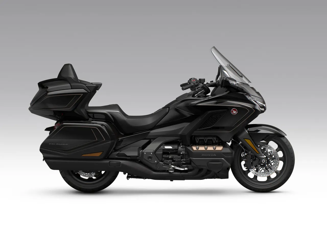 Honda GoldWing Tour negra de perfil