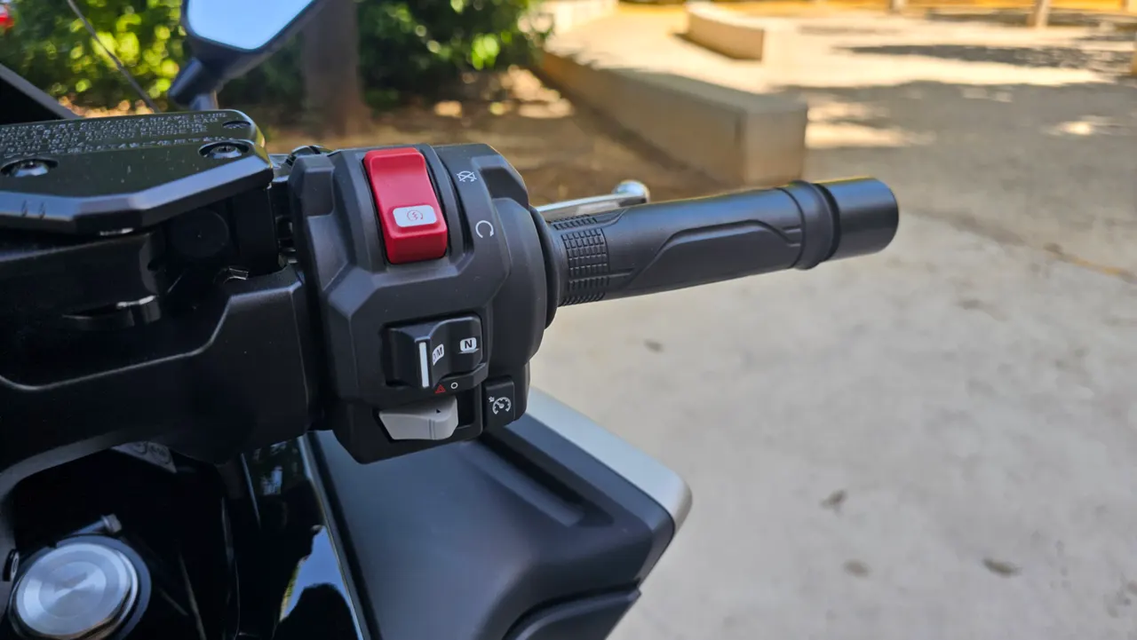 Detalle del manillar de una moto Honda Forza 750