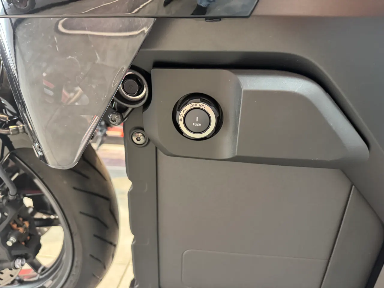Detalle del sistema de encendido de una moto Honda WN7 negra