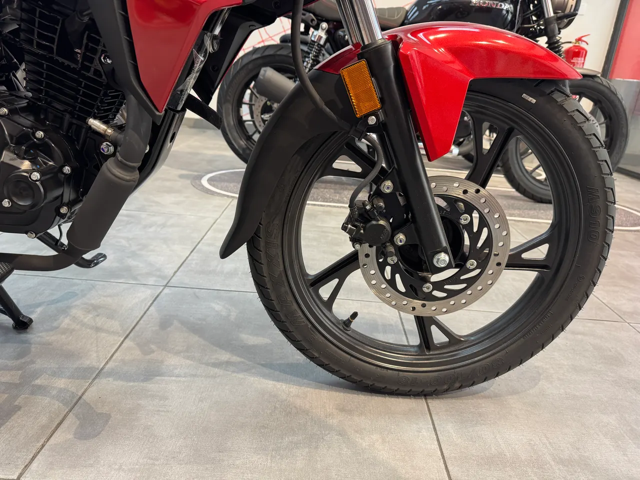 Rueda delantera de una moto Honda CB125F de color rojo
