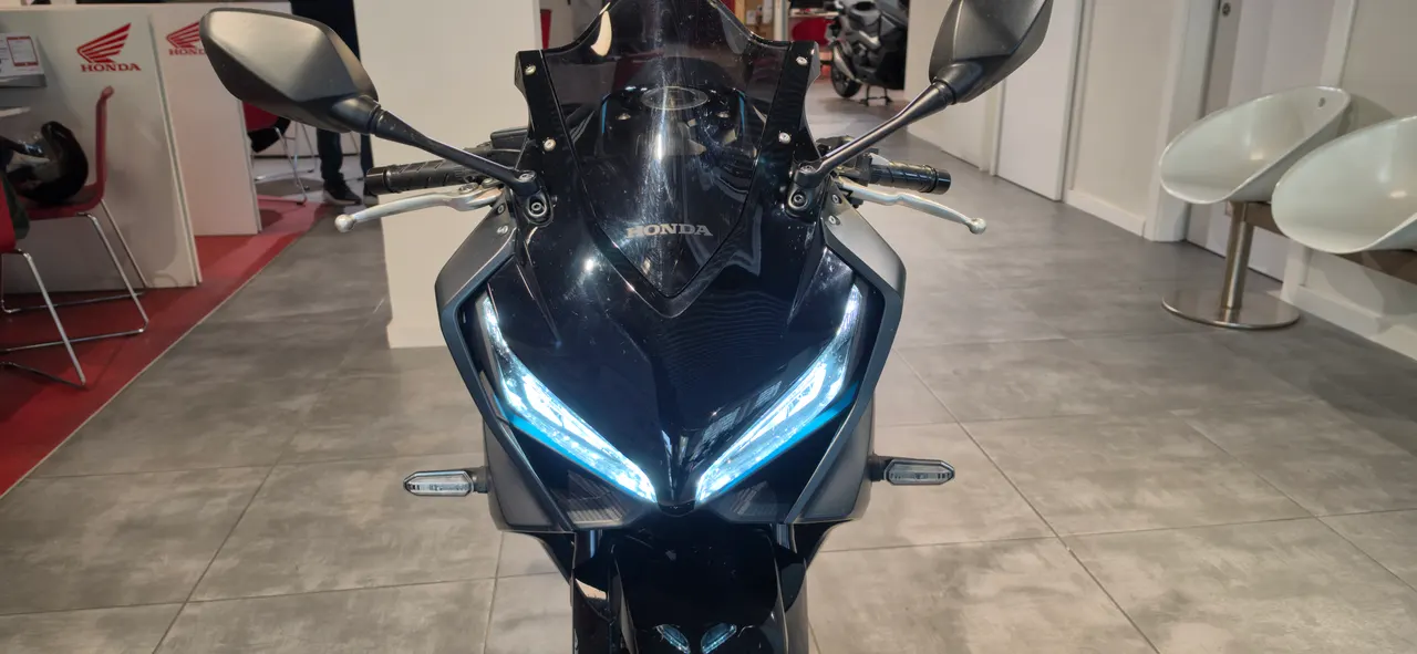 Vista frontal de una moto Honda CBR650R negra