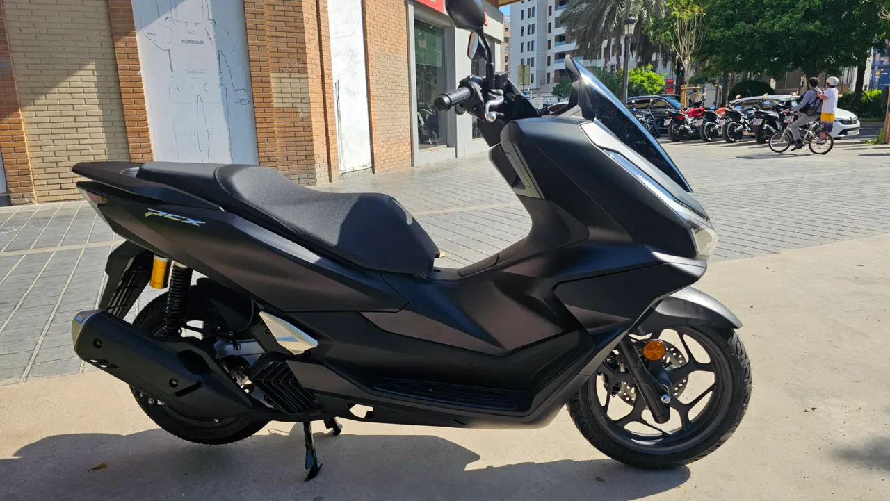 Scooter Honda PCX 125 negro mate aparcado en la calle
