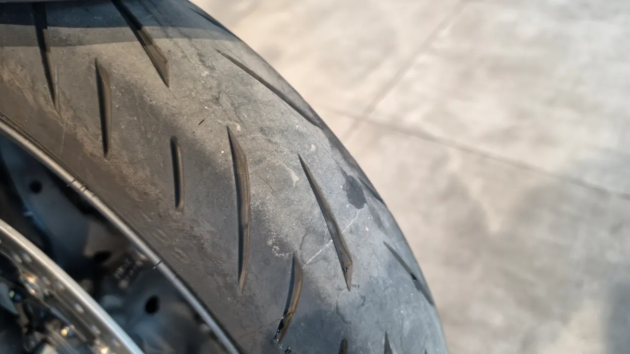 Detalle del neumático trasero de una Honda Hornet 1000